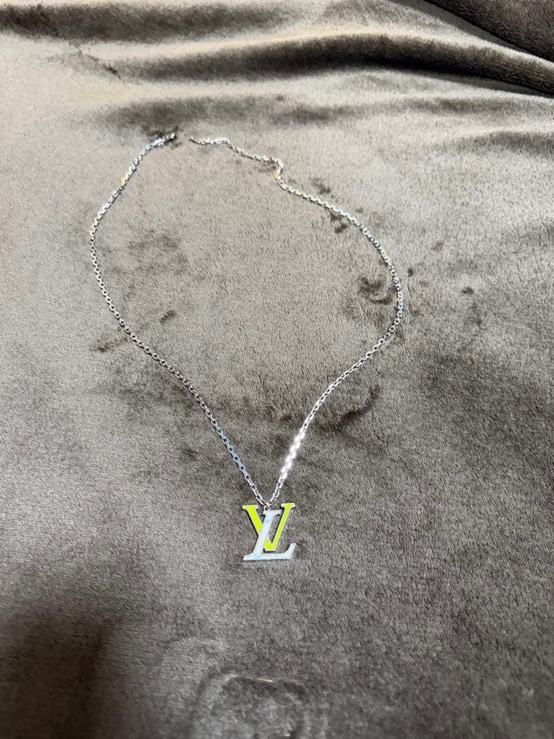 ヴィトンネックレス、ハイブランドショッパーと箱とチャーム