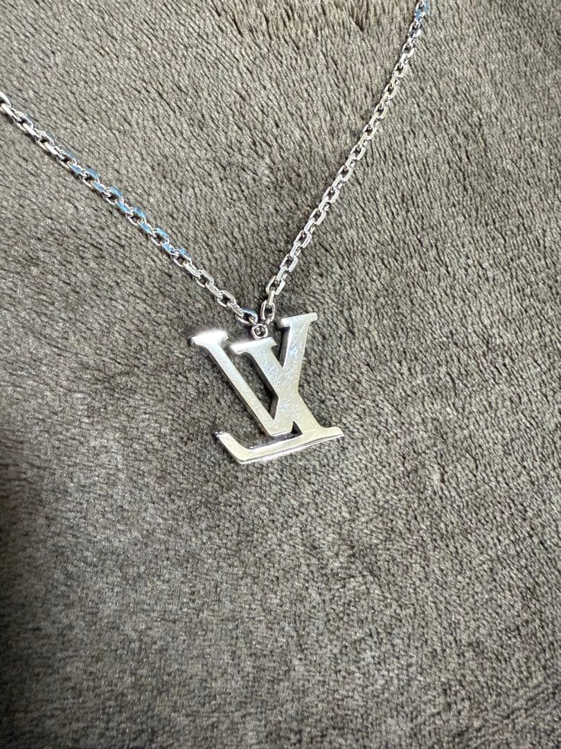 ヴィトンネックレス、ハイブランドショッパーと箱とチャーム