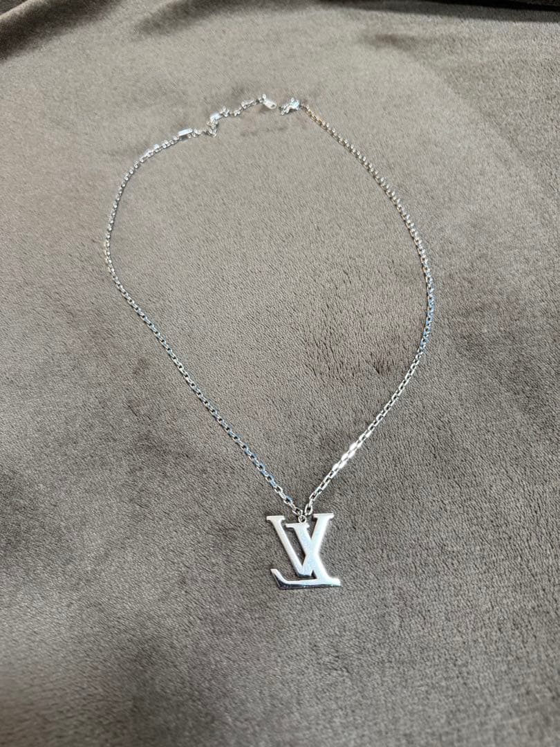 ヴィトンネックレス、ハイブランドショッパーと箱とチャーム