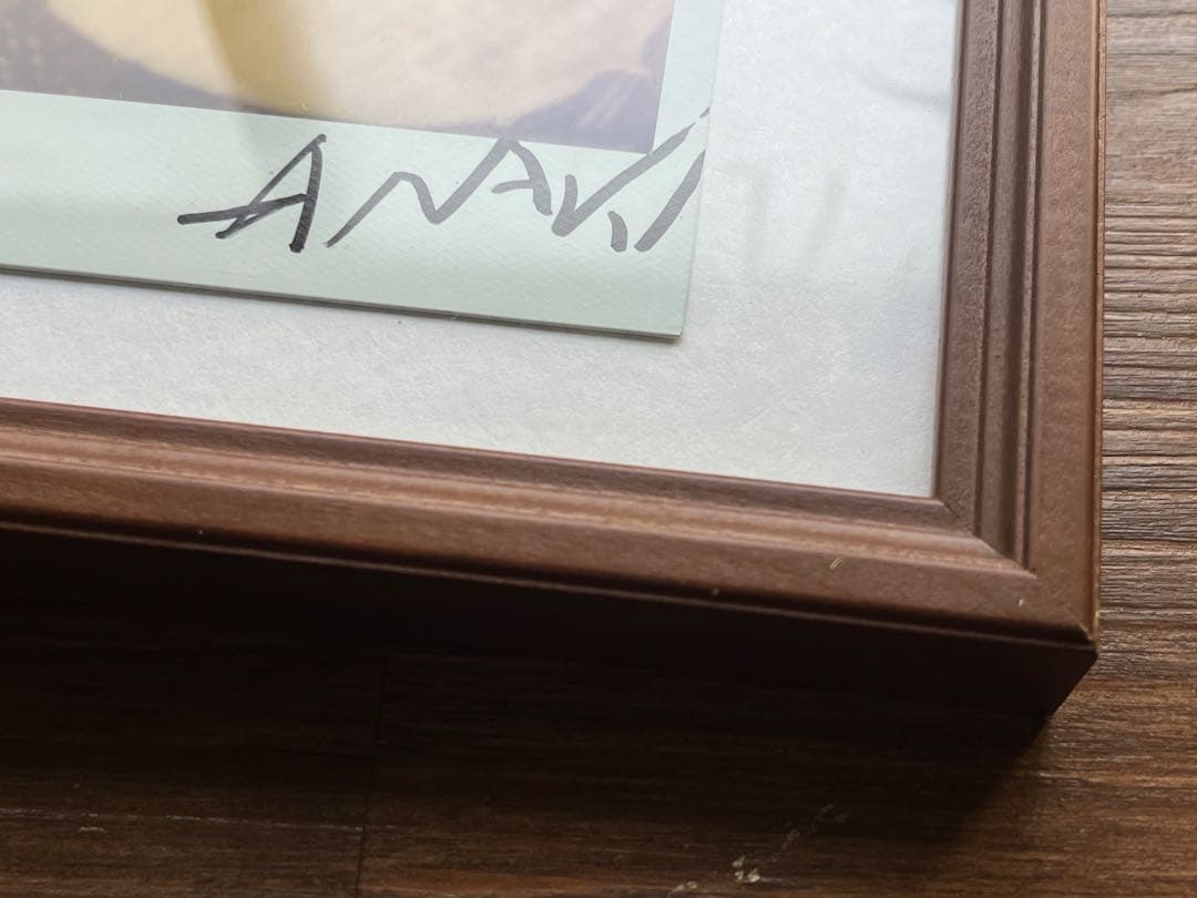 荒木経惟のポラロイド作品 1点。サイン入り、額装付き。