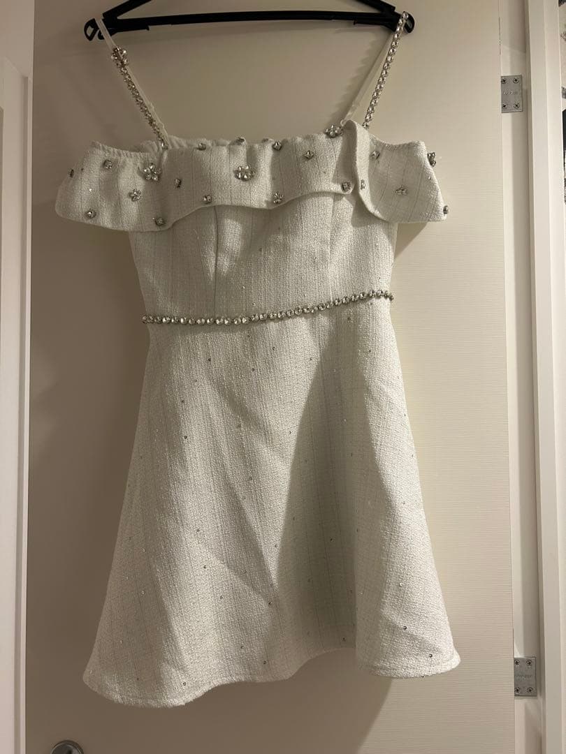 Jewelsオフショルダー ビジュー付き ホワイトドレス