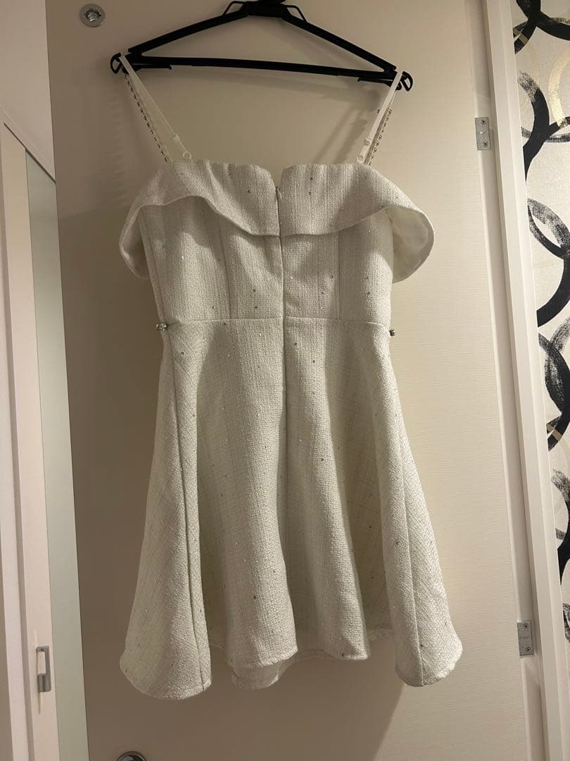 Jewelsオフショルダー ビジュー付き ホワイトドレス