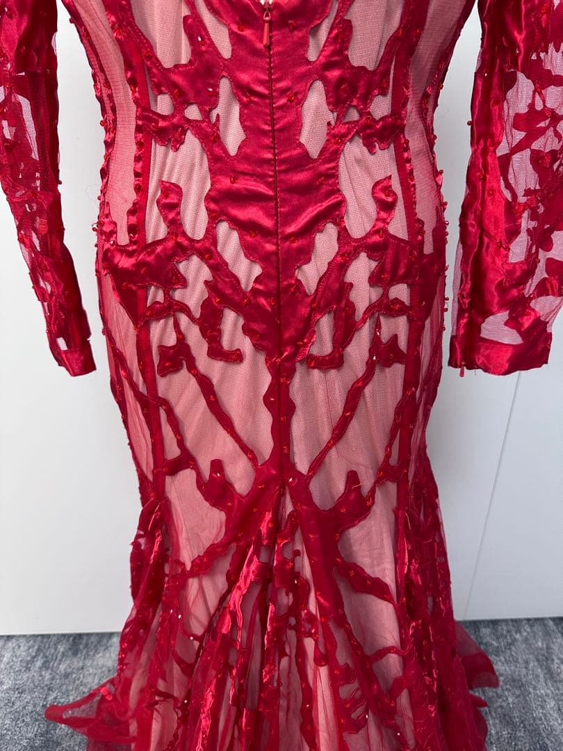 赤い刺繍入りパーティードレス