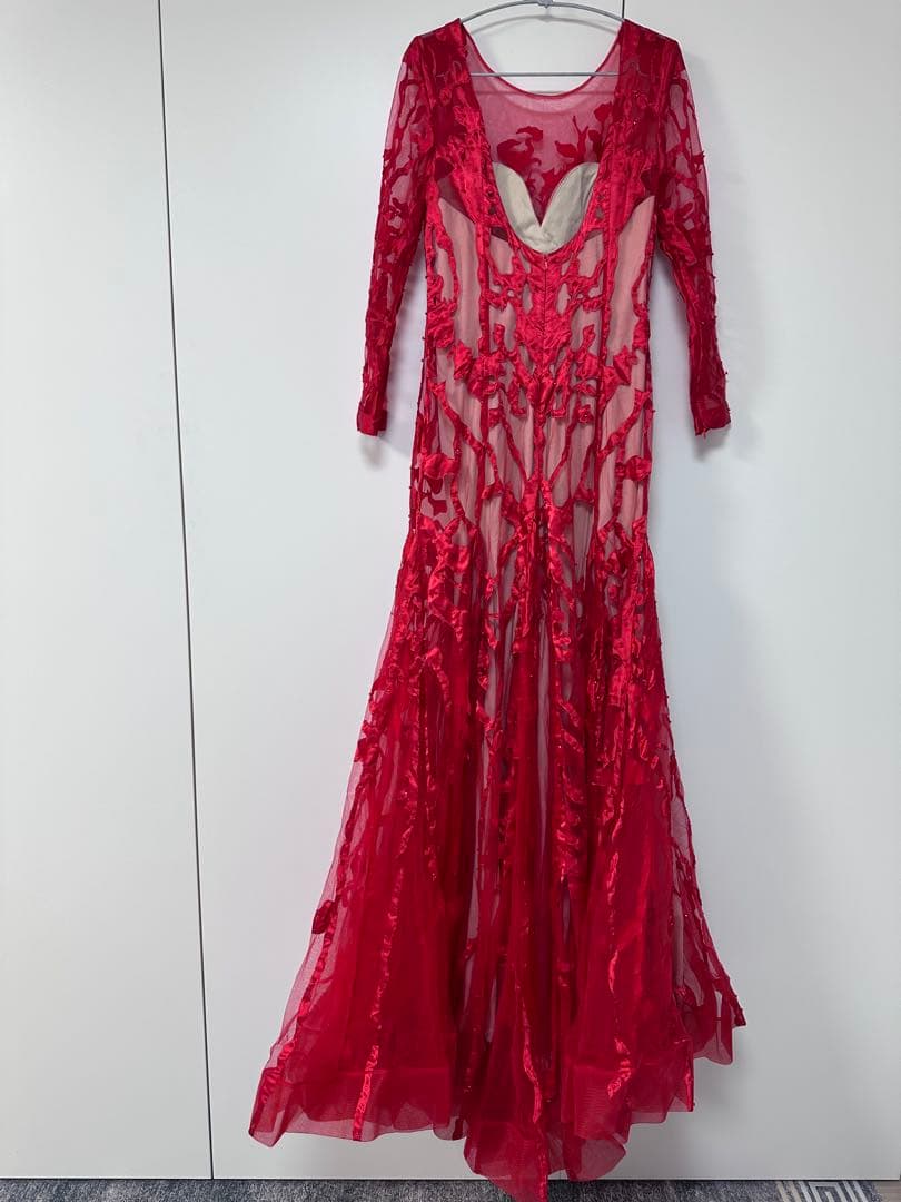 赤い刺繍入りパーティードレス