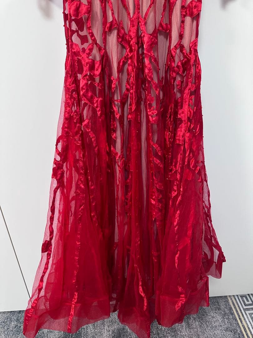 赤い刺繍入りパーティードレス