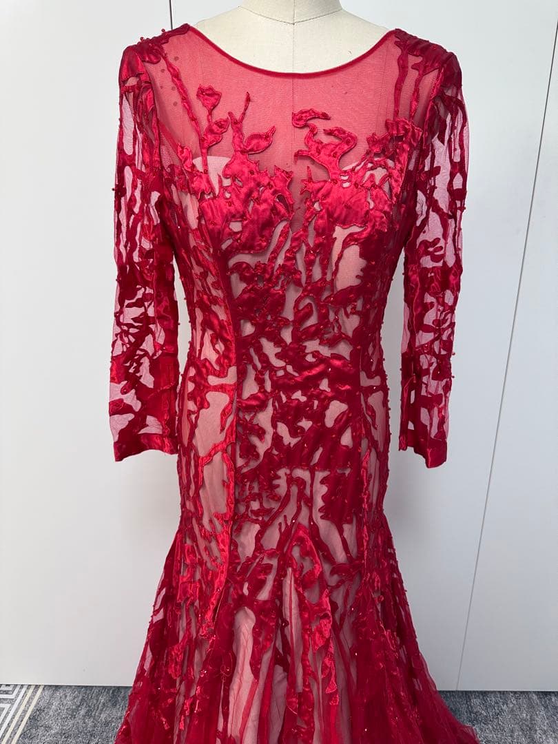 赤い刺繍入りパーティードレス