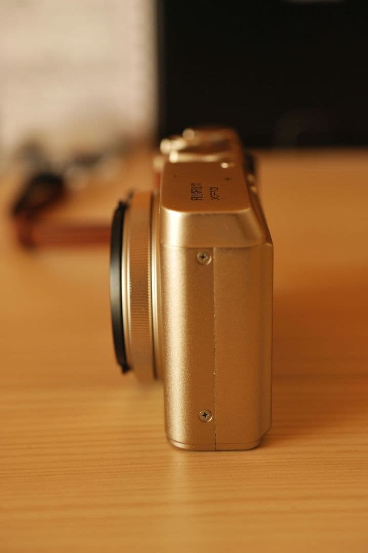 美品　富士フィルム　XF10　シャンパンゴールド（元箱付き）