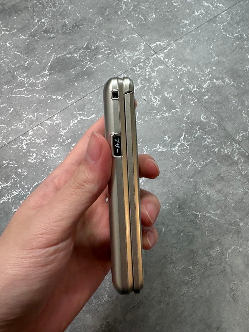 かんたんケータイライト　KYF43 シャンパンゴールド　おまけ付き