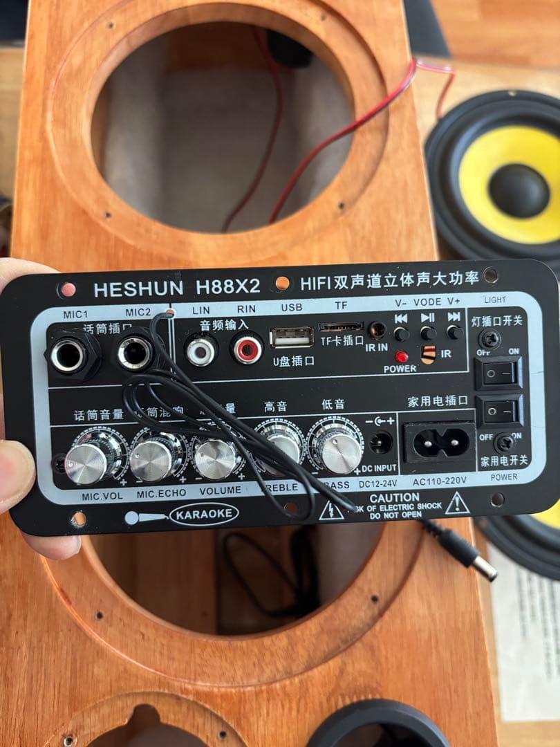 オーク材のスピーカー 高周波および低周波スピーカー