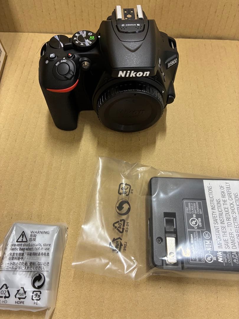 Nikon D5600 ダブルズームキット 新品 箱ダメージ有