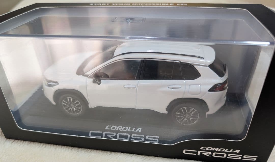 トヨタ カローラクロス ミニカー 1/30スケール