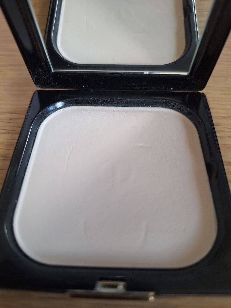 クレ・ド・ポーボーテ　プードルコンパクトエサンシエルフェイスパウダー