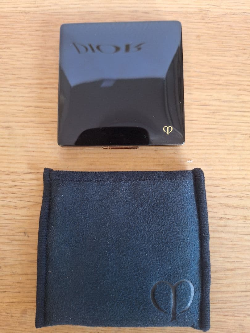 クレ・ド・ポーボーテ　プードルコンパクトエサンシエルフェイスパウダー