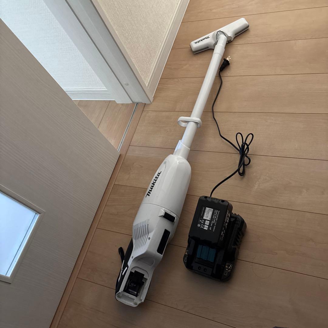 マキタ　掃除機　充電器付き
