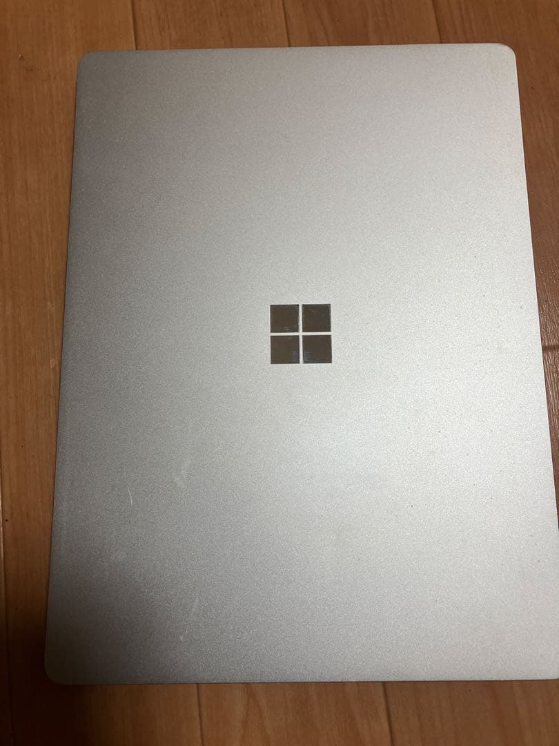 Microsoft Surface Laptop Go とACアダプター