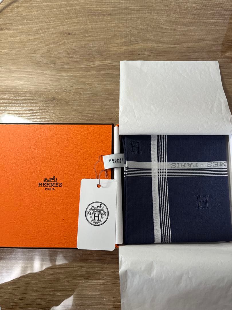 [新品未使用・箱付き]HERMES メンズ　ハンカチ