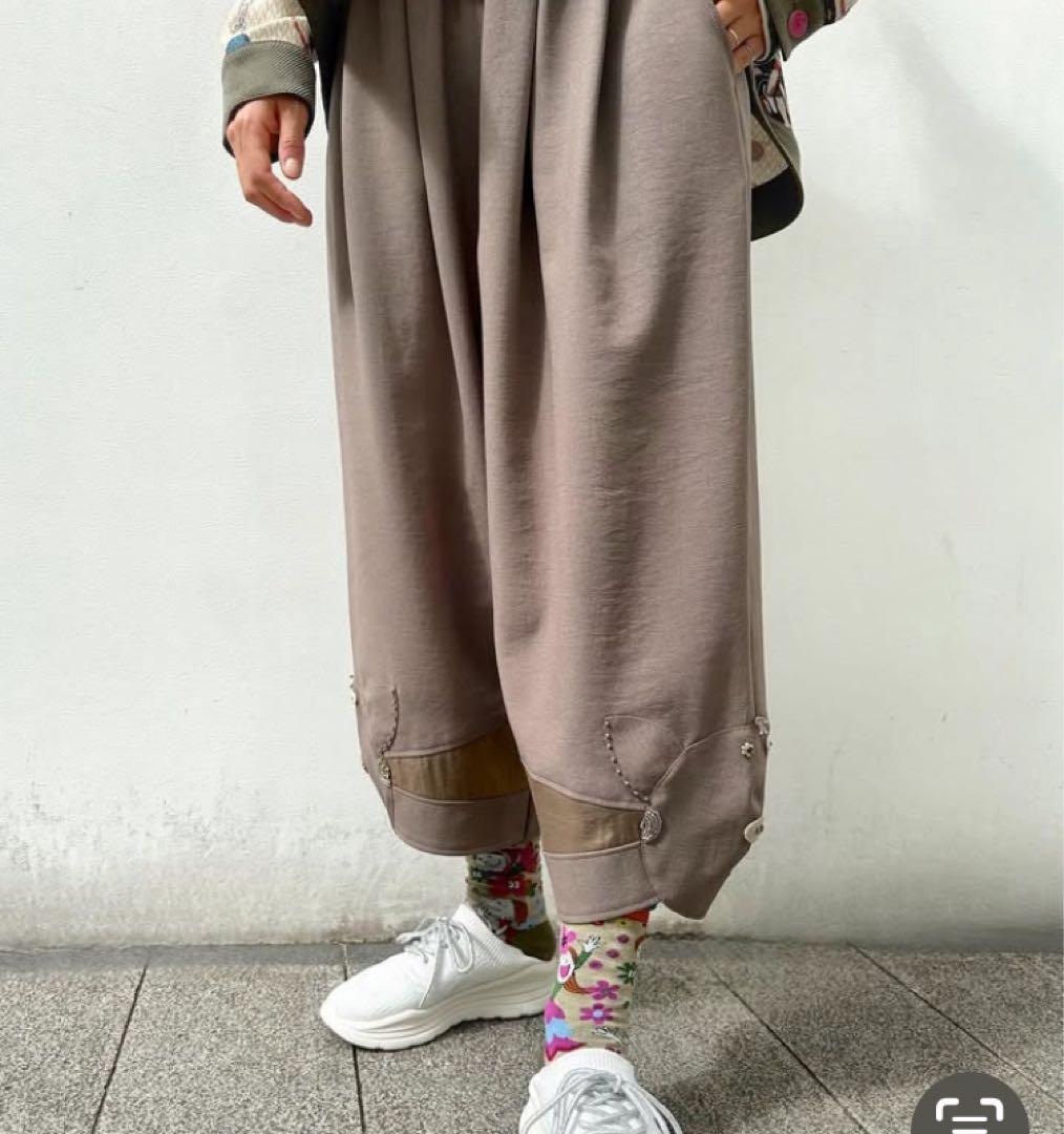 アルベロベロ　⭐️ 裾がブタさんのお顔のサルエルパンツ