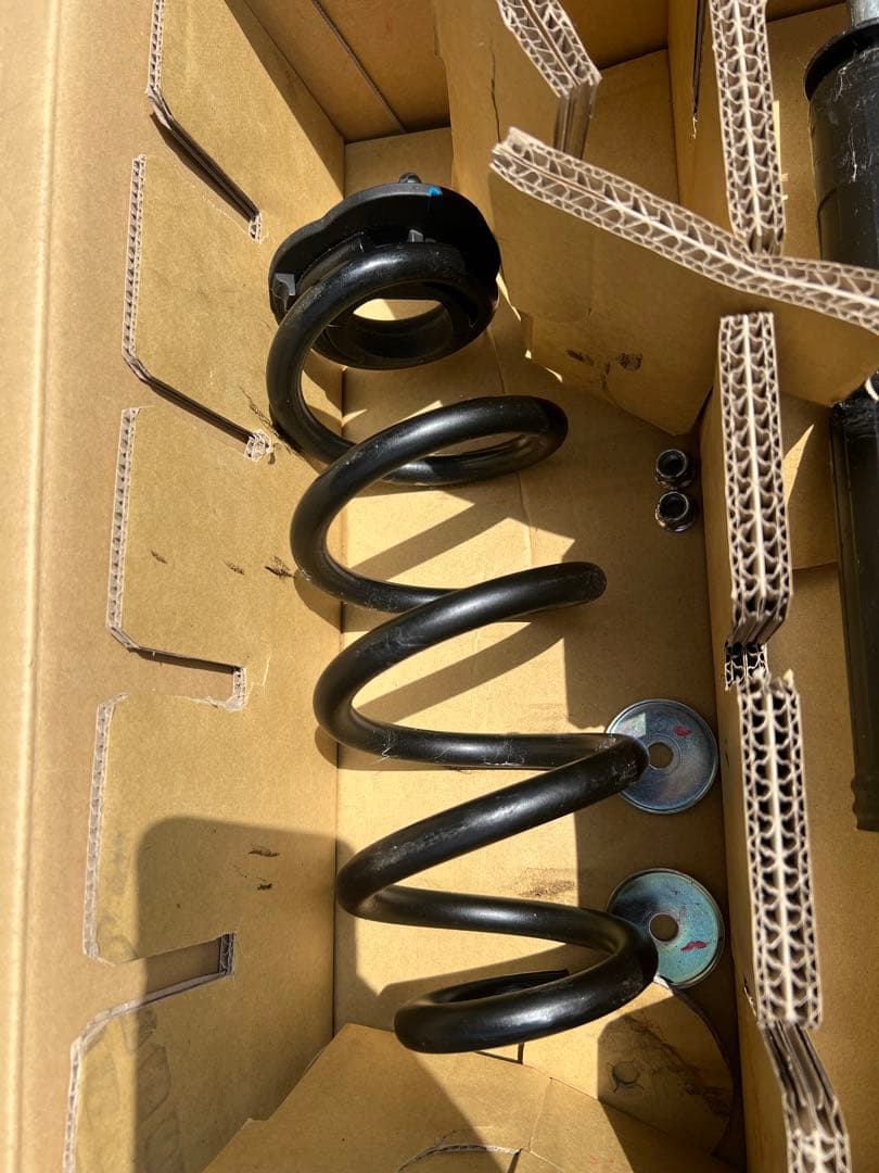 ホンダ　フリードGB4 4WD 純正サスペンション前後セット