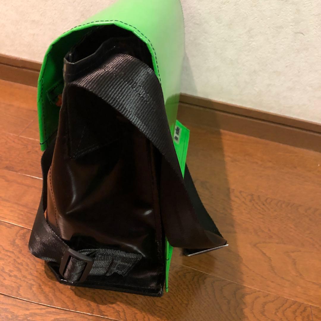 タウシェ　ショルダーバック