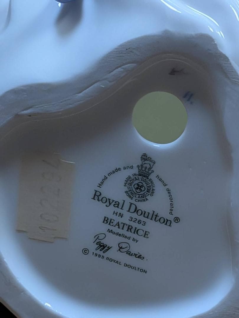 i2 ロイヤルドルトン ベアトリス 陶器人形