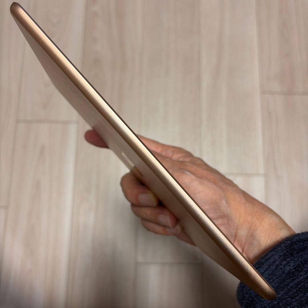 ト*シ Apple iPad ゴールド 本体