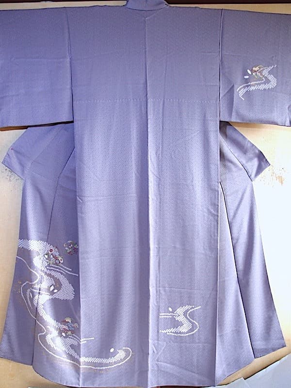 付下げ　絞りと刺繍（流水に菊、菖蒲etc）裄67 背紋なし　正絹美品