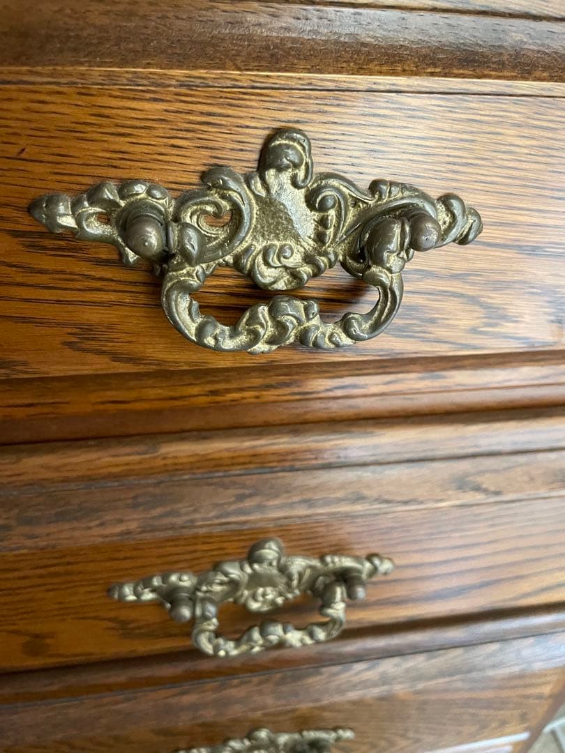 アンティークな勉強机になります。 値段交渉可能です。