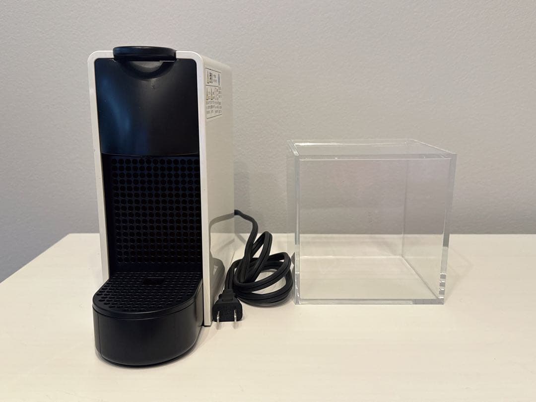 説明書あり　ネスプレッソ エッセンサミニ 容量0.6L C30-WH-W