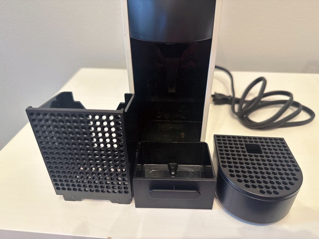 説明書あり　ネスプレッソ エッセンサミニ 容量0.6L C30-WH-W