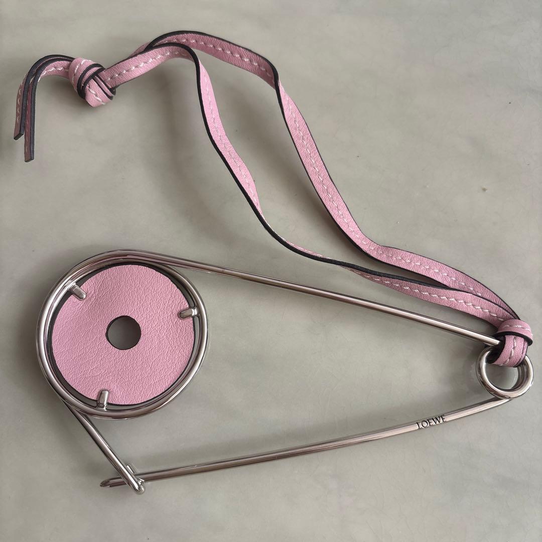 LOEWE ロエベ　ピン型アクセサリー