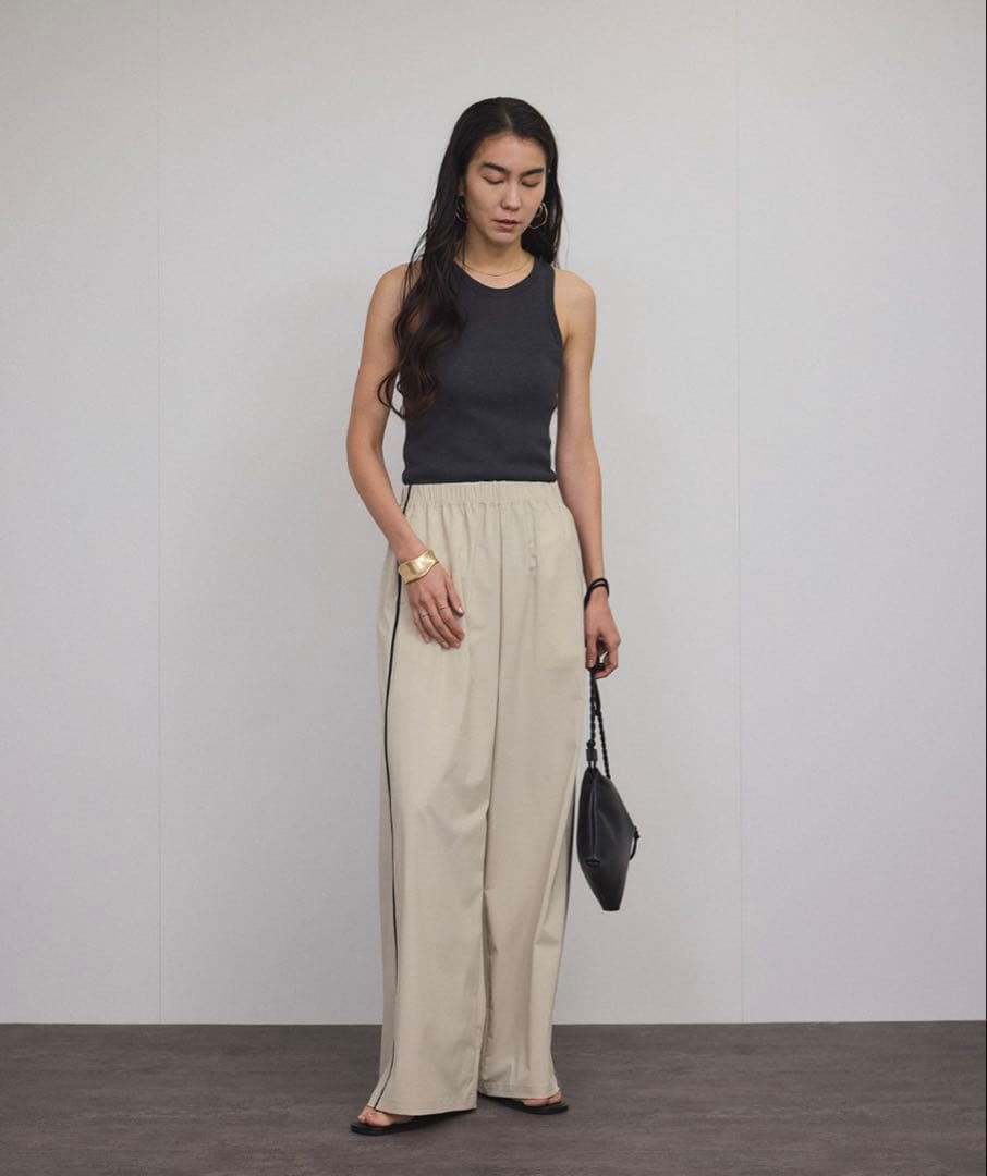ベージュ サイドライン ワイドパンツ