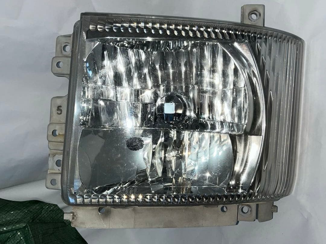 V*P様 中古 いすゞ純正 左 ヘッドライト KOITO 110-21872 2