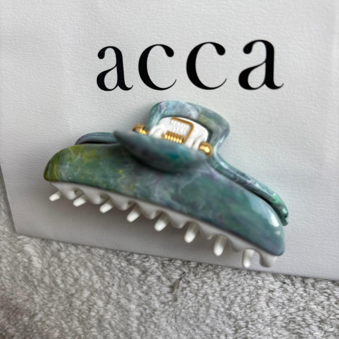 アッカ　accaエメラルドグリーンのマーブルと白　美品Mサイズ