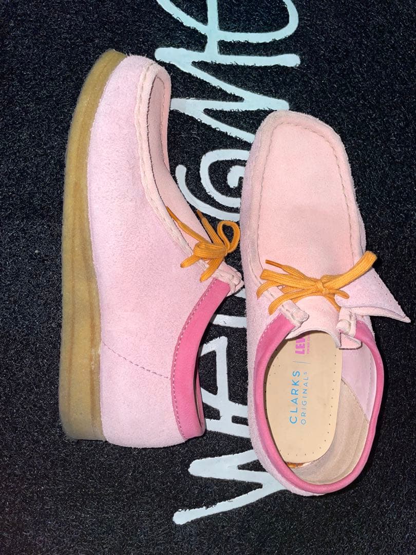 クラークス x リーバイス ワラビー ピンクコンビ