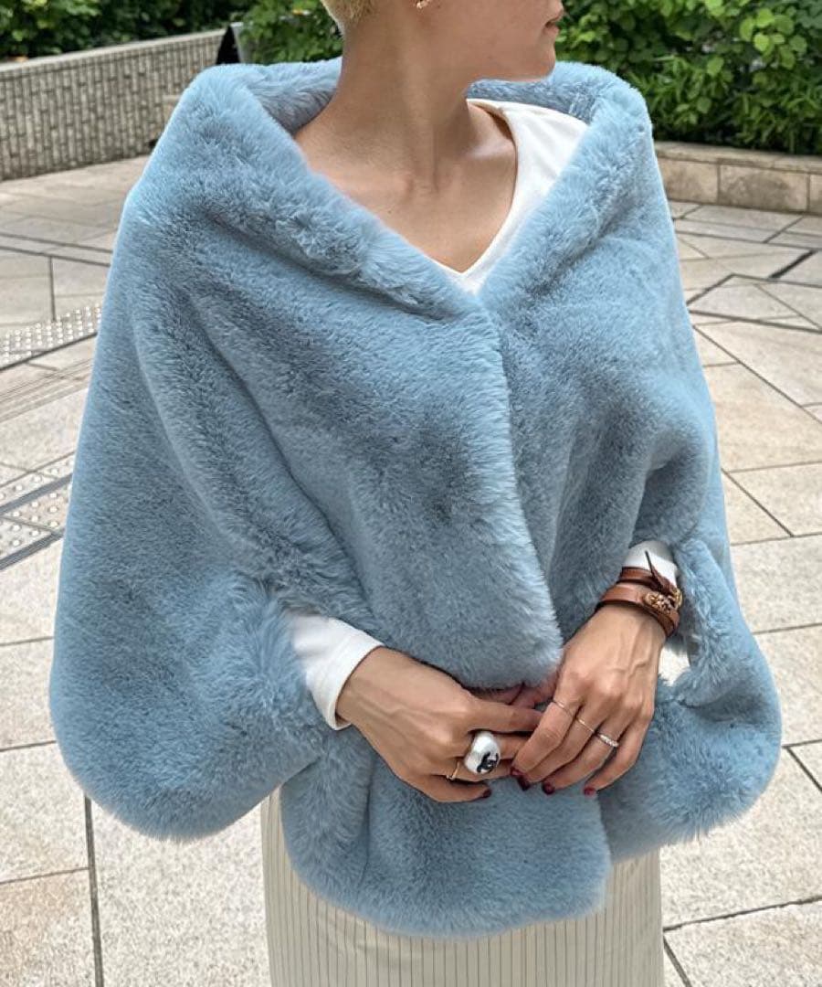 ジェンヌ　 リッチボリュームファーケープ ライトブルー