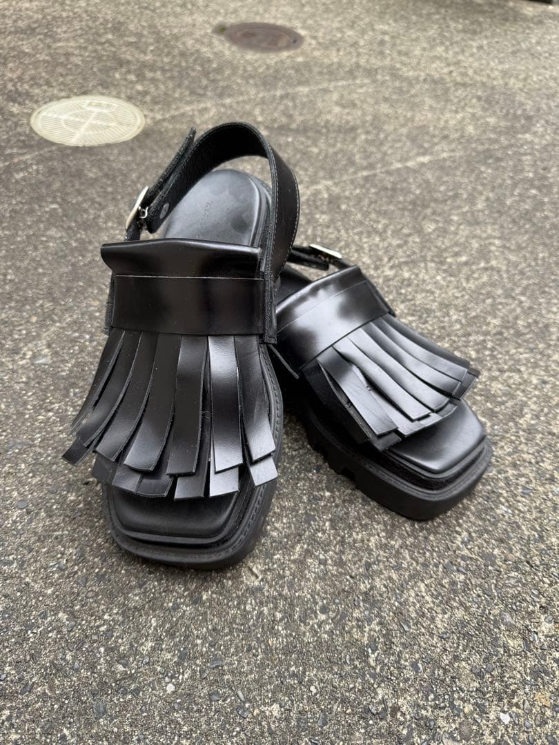 ブラック厚底サンダル
