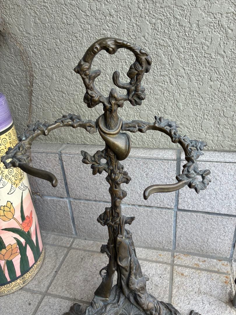 アンティーク　ブロンズ像　犬と獵銃の彫刻付き金属製傘立て