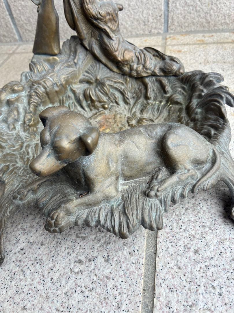 アンティーク　ブロンズ像　犬と獵銃の彫刻付き金属製傘立て