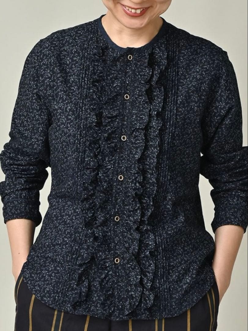 45R45rpm ツタフラワープリントのフリルブラウス(インディゴ)