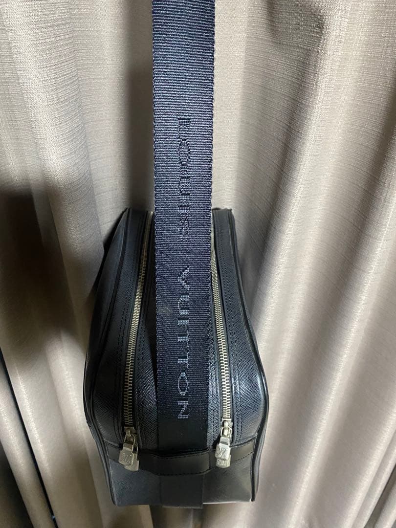 Louis Vuitton ブラックレザーショルダーバッグ