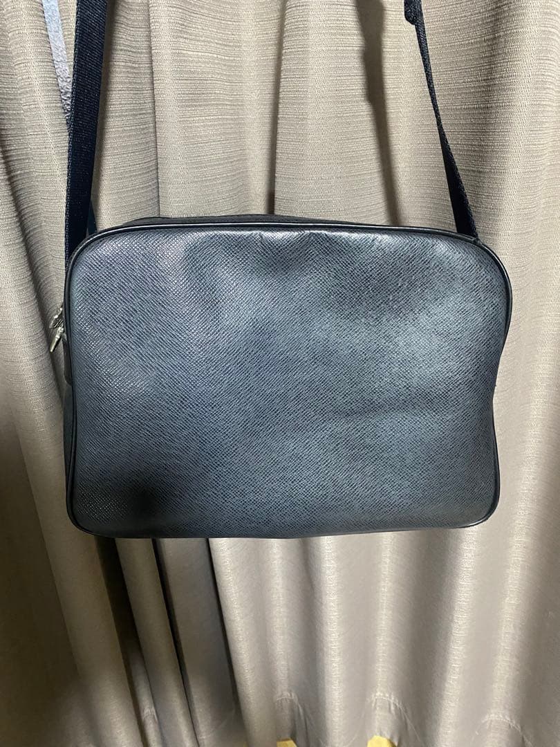 Louis Vuitton ブラックレザーショルダーバッグ