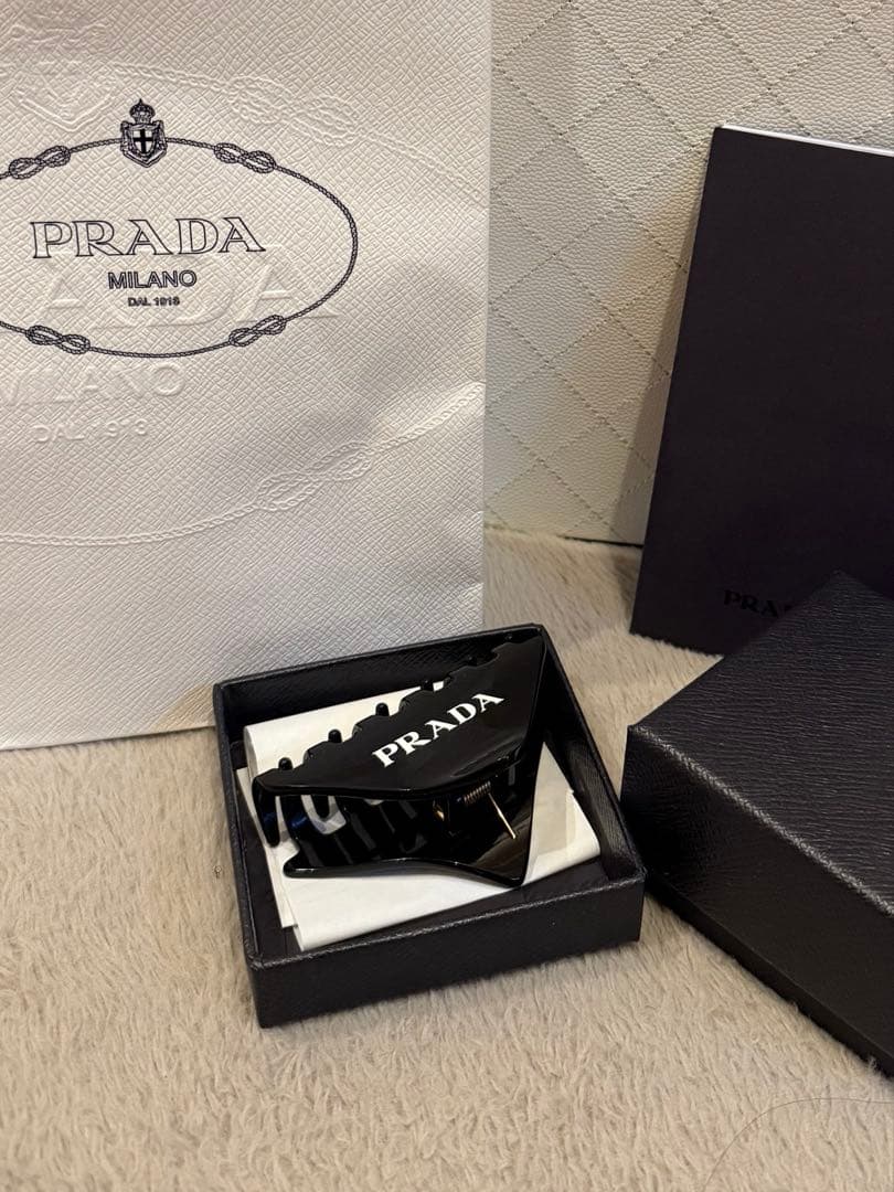 PRADA ヘアクリップ「箱付き」
