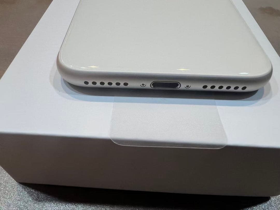 iPhoneSE第3世代、スターライト、64GB、未使用品、SIMフリー