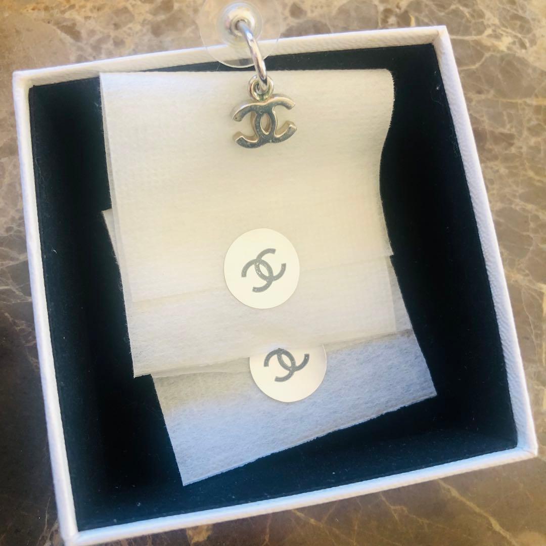 CHANEL 片耳用ピアス シルバー調 ロゴ