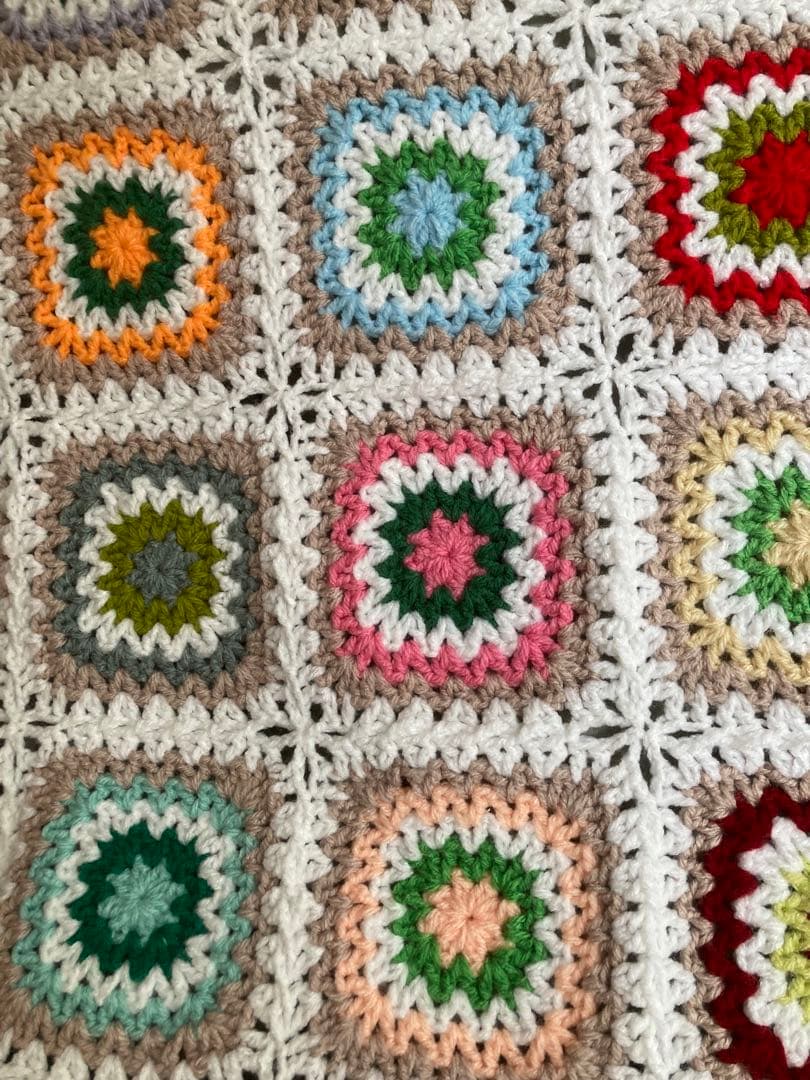 手編み　大判マルチカバー　ベッドカバー　ブランケット　グラニースクエア