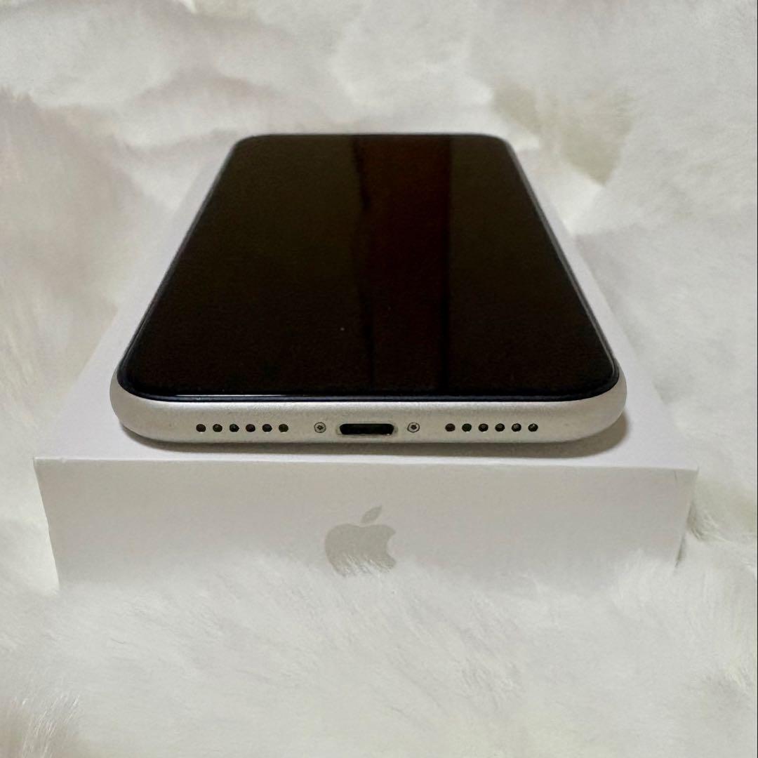 【美品】Apple iPhone11 64GB 外箱・新品未使用充電ケーブル付き