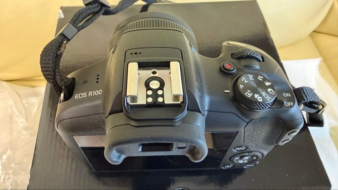 新同品CANON EOS R100 RF-S 18-45mm レンズキット