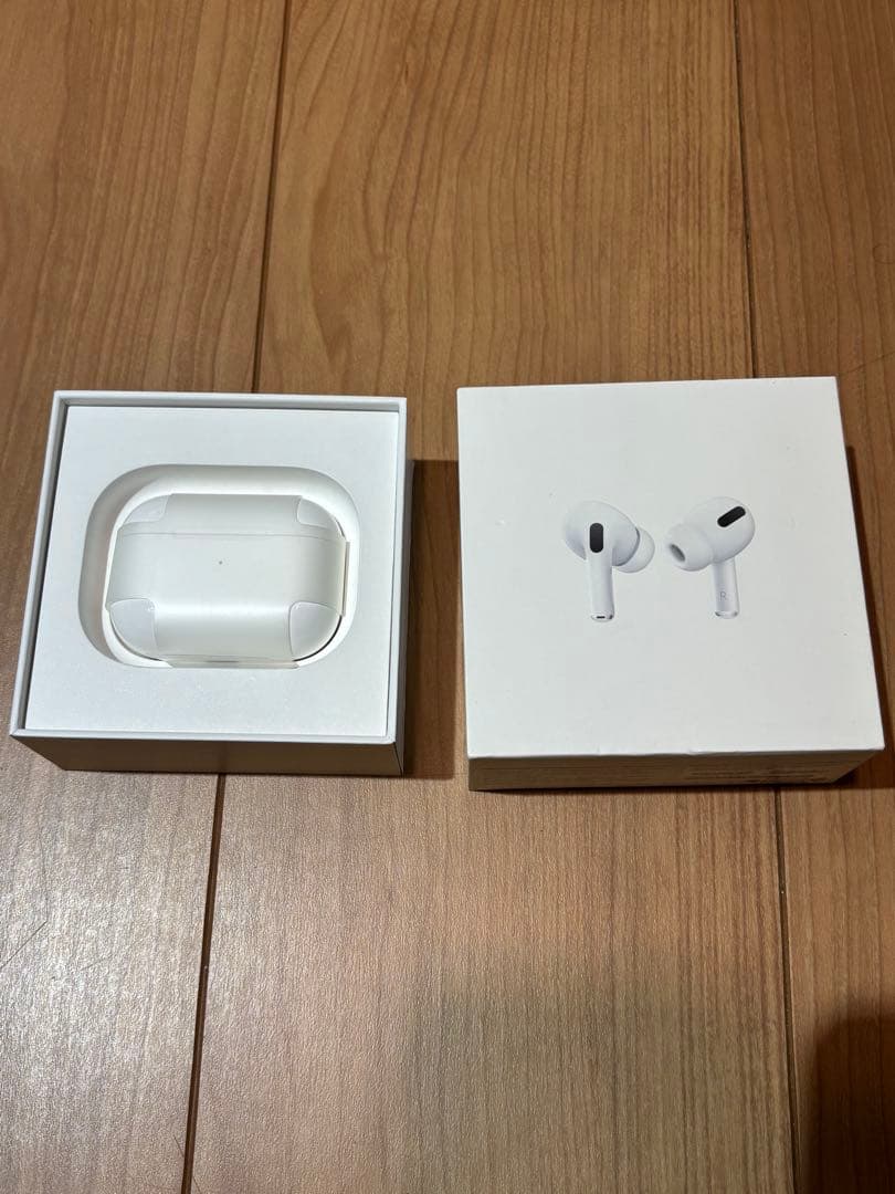 AirPods Pro 本体と充電ケース