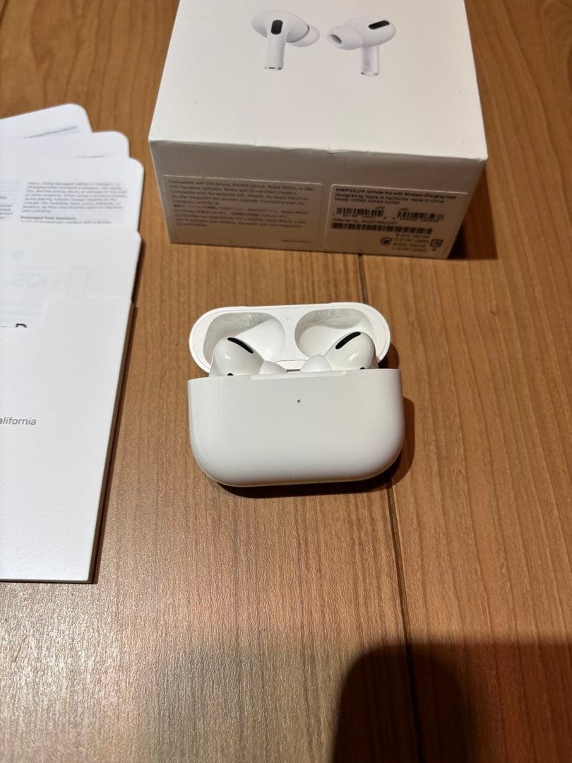 AirPods Pro 本体と充電ケース
