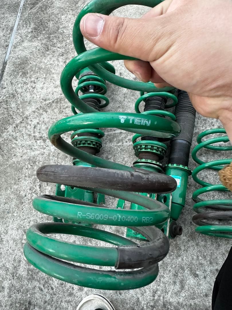 30プリウス 車高調 フルタップ 全長式 サスペンション テイン